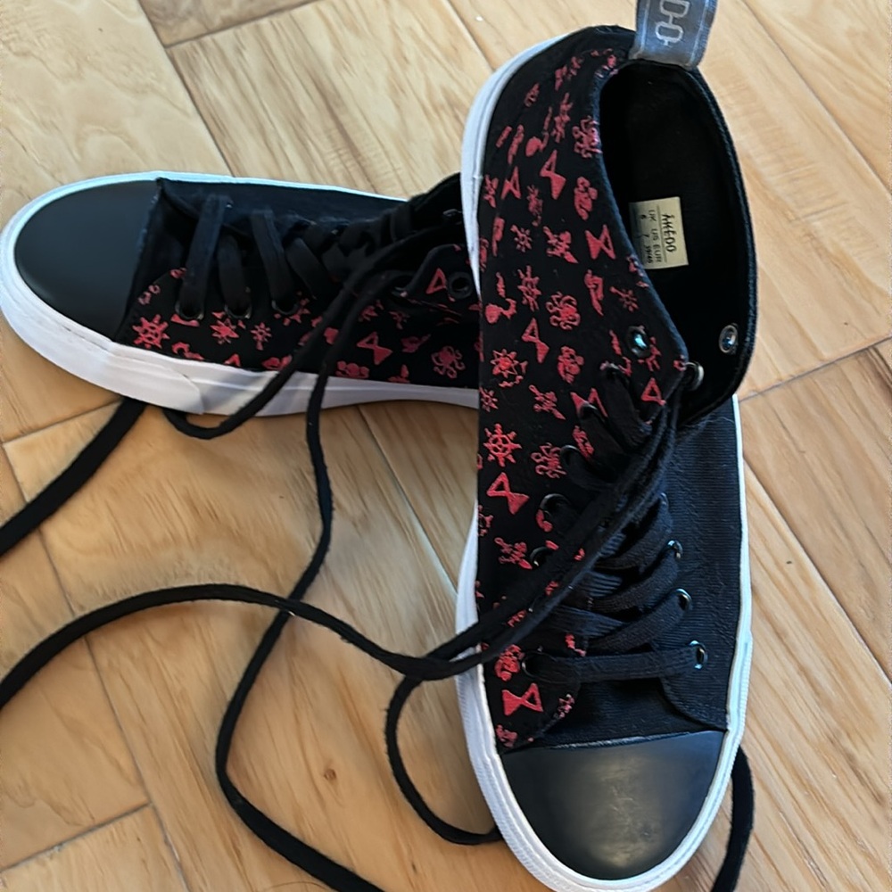 Akedo Sea of Thieves high top shoes